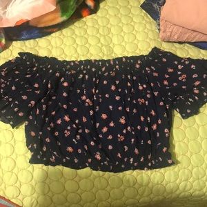 Crop top/Off shoulder.